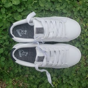 White low top sneakers - size 1